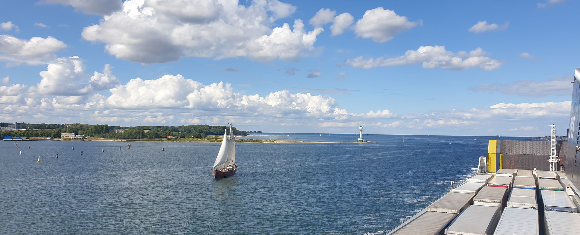 Containerschiff und Segelschiff vor Falkenstein