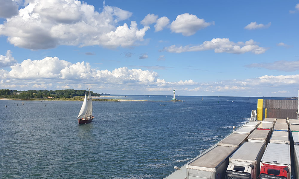 Containerschiff und Segelschiff vor Falkenstein