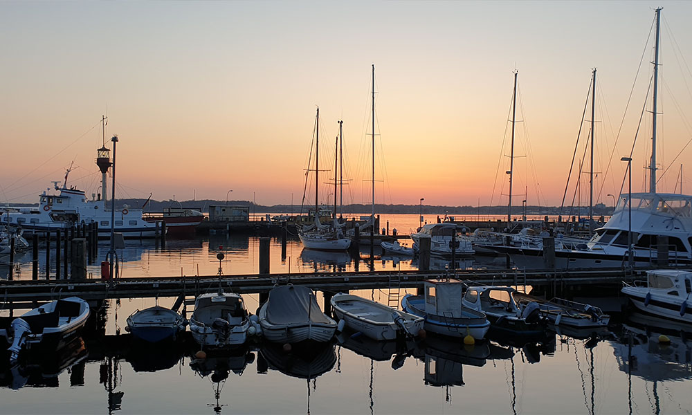 Schiffe bei Sonnenuntergang